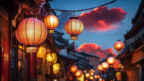 挂满灯笼的古街夜景