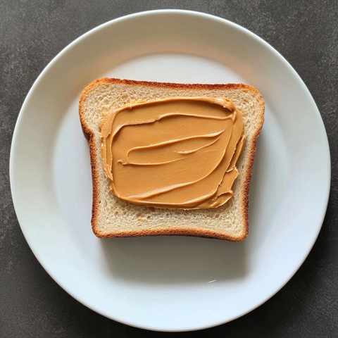白盘上的面包片与花生酱