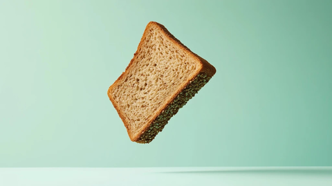 全麦面包片悬浮绿背景