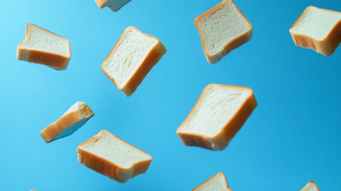 白色面包片悬浮普鲁士蓝背景