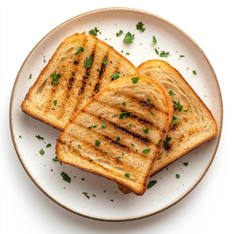 烤面包片摆盘白背景