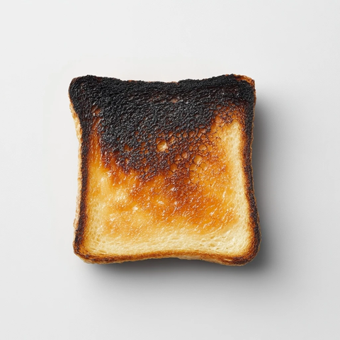 焦黑吐司平铺白色背景