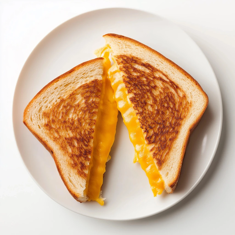 焦黄烤面包夹融奶酪