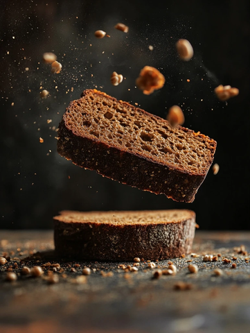 浮动黑麦面包与碎屑