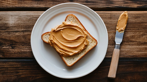 花生酱吐司与用过餐刀
