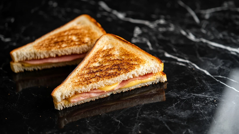 黑石台上的火腿奶酪三明治