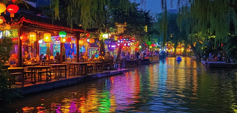 水边灯火通明的热闹夜市