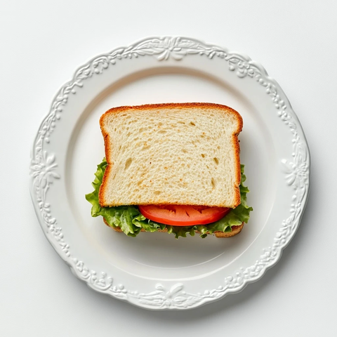 白盘上的三明治