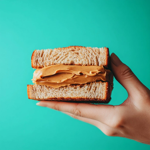 手拿花生酱三明治