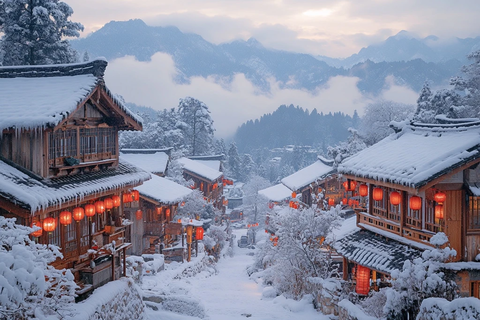 雪中古村全景红灯白雪相映成趣