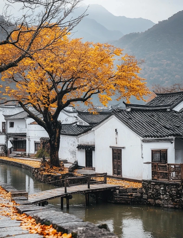 水边古村落秋景与特色建筑相映成趣