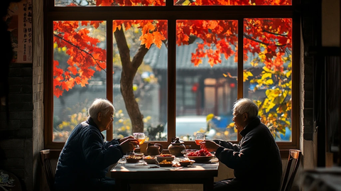 窗边对坐的老年夫妇共度悠闲时光