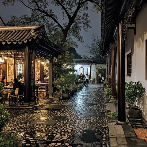 中式庭院夜景行人往来灯火阑珊