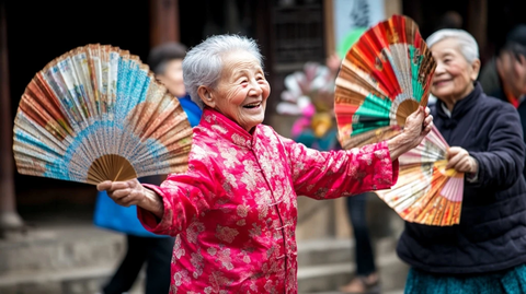 穿传统服饰的老人手持扇子舞动