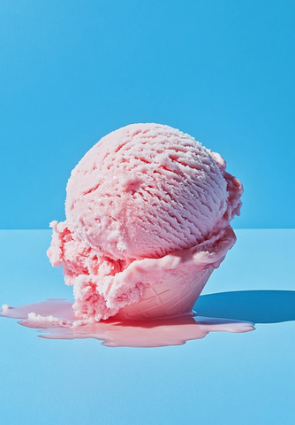 冰淇淋勺碎片蓝色背景