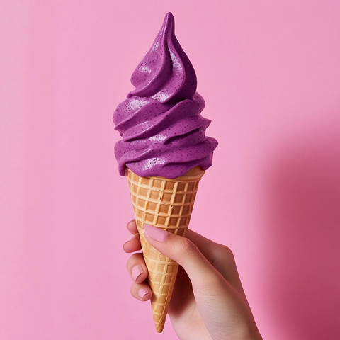 手持华夫筒装满巴西莓