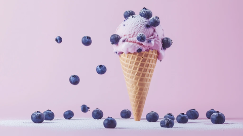 蓝莓冰淇淋锥形甜筒
