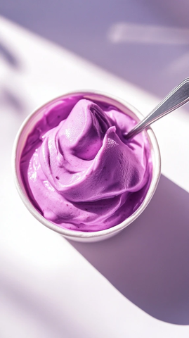 紫色酸奶杯与阳光餐桌