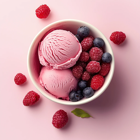 冰淇淋与莓果组合