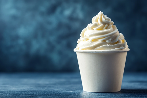 纸杯白冰淇淋深蓝背景