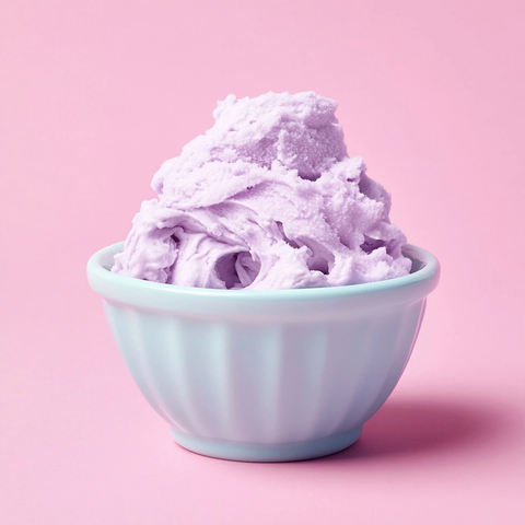 紫色雪堆积奶油蓝碗