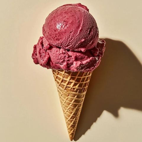 红色冰淇淋甜筒特写