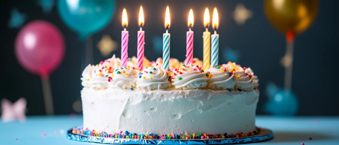 公司周年庆白色蛋糕与多彩蜡烛