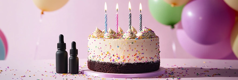 生日蛋糕与黑色瓶子