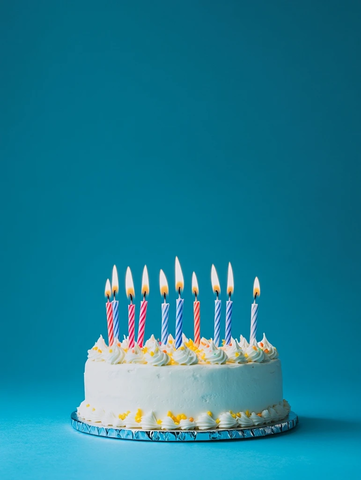 生日蛋糕与燃烧蜡烛