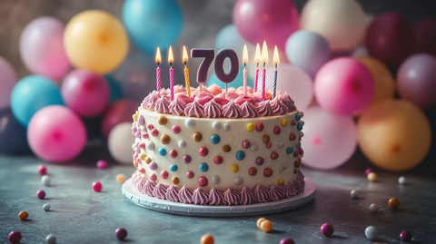 彩色气球环绕七十岁生日蛋糕