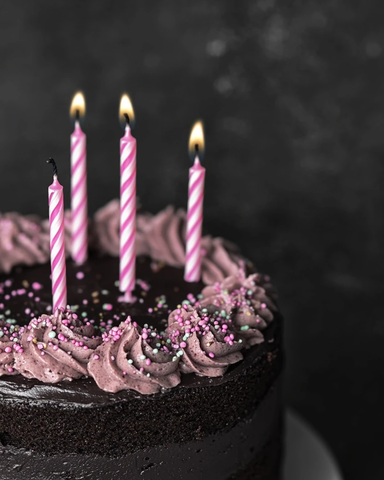 灰色蛋糕霜与粉色条纹蜡烛