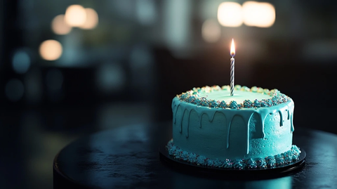 桌上海蓝生日蛋糕烛光