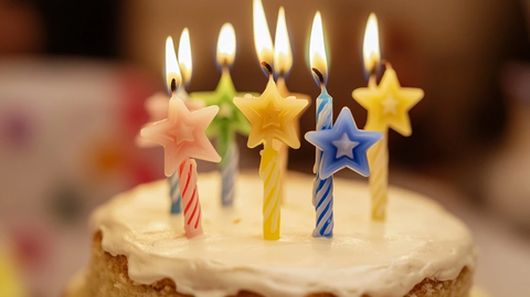 生日蛋糕星形蜡烛特写