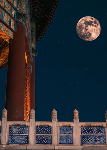 古建筑旁夜空中的满月