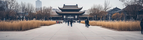 中式古建筑前的行人景象