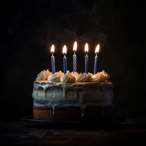 生日蛋糕四根蜡烛特写