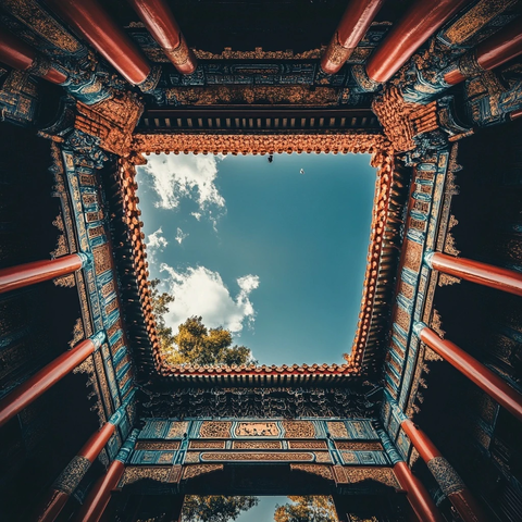 古建筑内部仰视视角下的天空景象