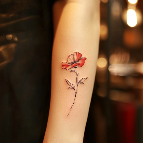 女性手臂花朵纹身特写