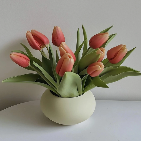 红花束白瓷瓶插花