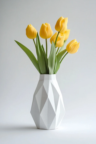 白色折纸花瓶黄色郁金香