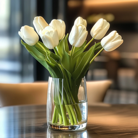 白色小瓶花卉餐桌装饰