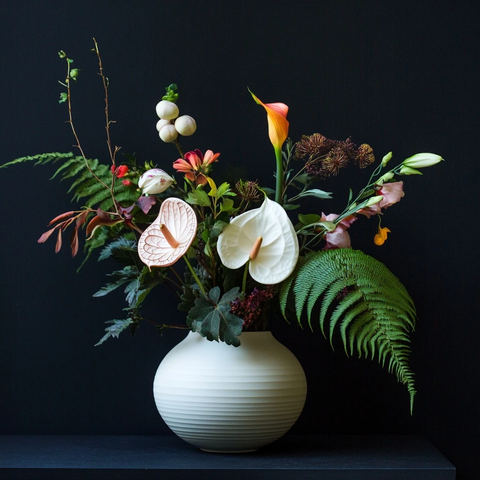 白色花瓶插花装饰