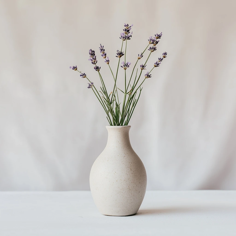 桌上茉莉与薰衣草小花瓶