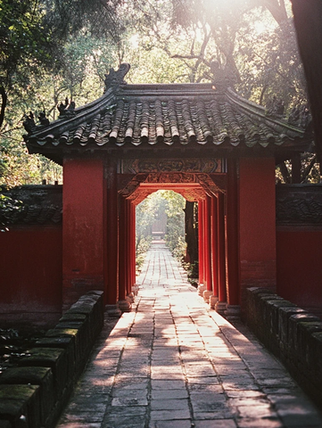 红门建筑中的小径古色古香韵味十足