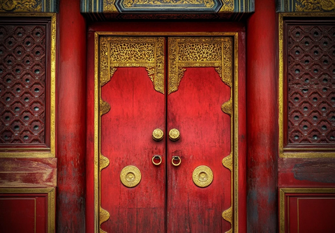 古色古香的中式红漆大门