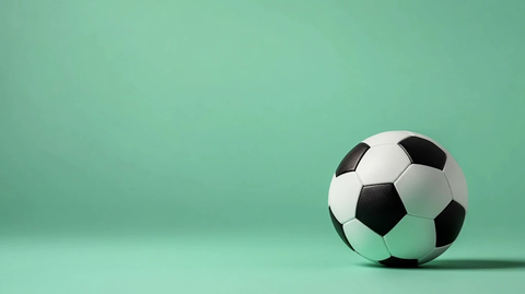 足球右侧绿底展示