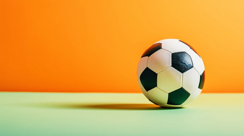 彩色足球置于纯色背景