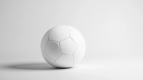 白色足球放在白色背景