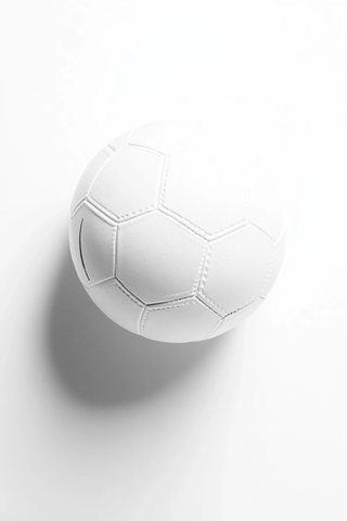 白色足球与硬阴影特写