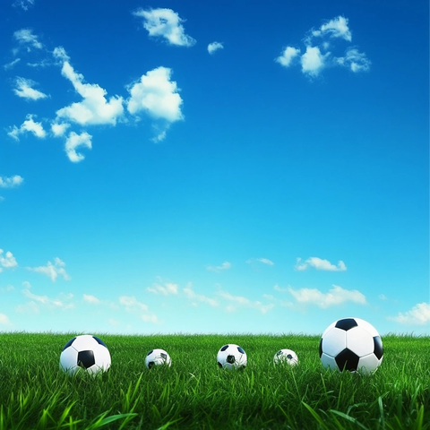 足球场天空与足球